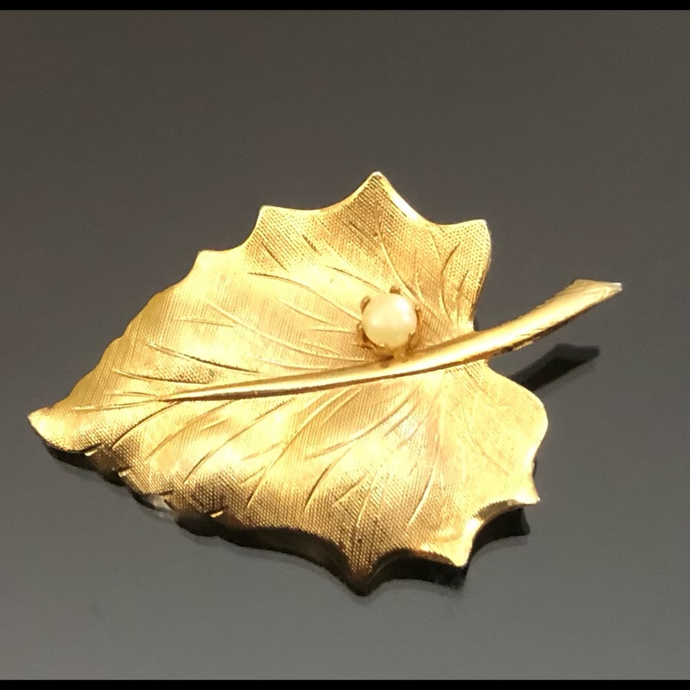 Two Beautiful vintage brooches. Gold leaf & pearl. BO11 - Picture 3 of 7